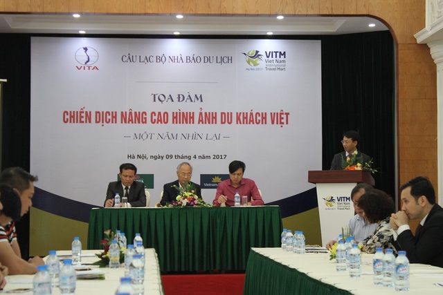 Đề nghị xử phạt du khách có hành vi “xấu xí” khi đi du lịch - 1 Nhiều doanh nghiệp tham gia hội thảo cho rằng cần có chế tài xử phạt, mang tính răn đe để chấn chỉnh những hành vi chưa đẹp khi đi du lịch.