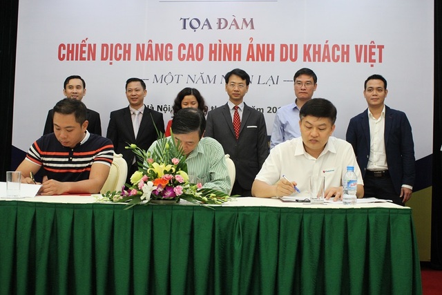 Hơn 20.000 tour du lịch đã được bán tại hội chợ VITM 2017 - 7 Bên cạnh đó, trong khuôn khổ hội chợ, sự kiện đã tổ chức 8 Hội thảo và 7 cuộc Họp báo, giới thiếu sản phẩm. Có những Hội thảo lớn như Hội thảo “Triển khai Nghị quyết 08-NQ/TW của Bộ Chính trị về phát triển Du lịch thành ngành kinh tế mũi nhọn” có sự tham gia của hàng trăm doanh nghiệp, lãnh đạo của Tổng cục Du lịch, các Sở quản lý du lịch và lãnh đạo Ban Kinh tế Trung ương tham gia.