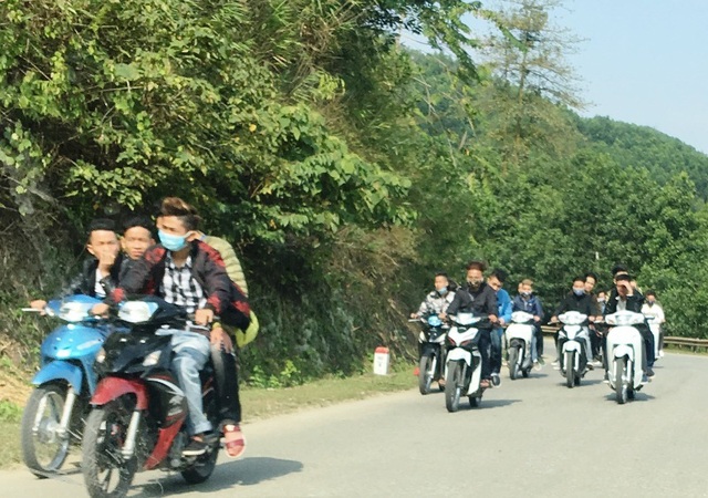 Ngày Tết nhan nhản cảnh người tham gia giao thông không tuân thủ luật - 12 Nhiều tốp thanh niên đi xe máy lấn chiếm gần hết làn đường, làm ảnh hưởng đến việc lưu thông của các phương tiện khác