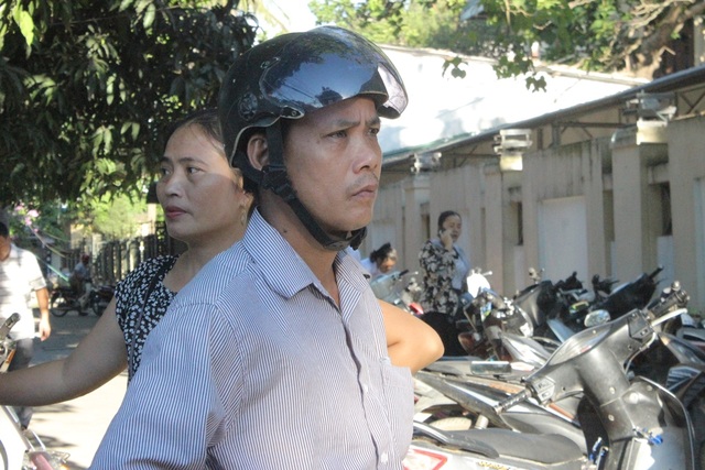 Phụ huynh thấp thỏm đợi thí sinh dưới nắng nóng - 2 Nhiều phụ huynh nán lại trước các HĐT sau khi đưa con đến trường. Phụ huynh Trần Hữu Trùng cho biết: Đợi con vào phòng thi, trống đánh làm bài khoảng 15 phút là tôi về. Đề phòng các cháu quên giấy tờ để còn chạy về lấy.