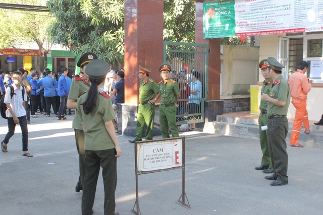 Sáng nay, thí sinh Hà Tĩnh, Nghệ An thi môn đầu tiên vào lớp 10 - 3
Lực lượng an ninh làm nhiệm vụ tại các điểm thi. (Ảnh: Phượng Vũ)