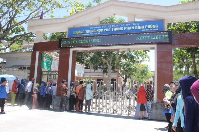 Hà Tĩnh: 1 thí sinh bị ngất xỉu khi đang làm bài - 1
Trường THPT Phan Đình Phùng (TP Hà Tĩnh) nơi có một thí sinh bị ngất xỉu trong lúc đang làm bài thi Ngữ Văn.