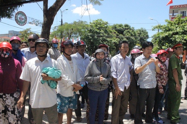 Phụ huynh thấp thỏm đợi thí sinh dưới nắng nóng - 14 Đứng ngóng con sau khi trống báo hết giờ làm bài