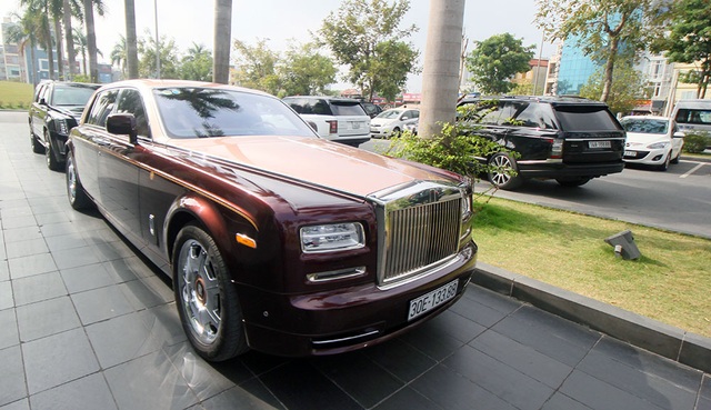 Ngắm dàn "xế khủng" trong lễ cưới Hoa hậu Thu Ngân - 10 Trong đám cưới của Hoa hậu Thu Ngân, Rolls Royce là cái tên được nhiều đại gia lựa chọn để xuất hiện.