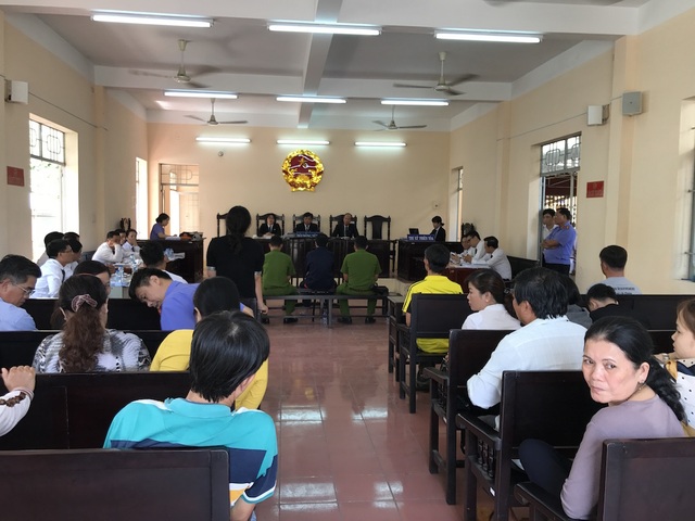 Vụ giải cứu vợ, chồng chịu 16 tháng tù: Toà tuyên huỷ án! - 1 Phiên toà có 11 luật sư tham gia bào chữa cho bị cáo Trần Minh Đức.