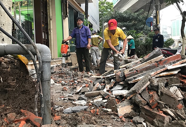 Hà Nội: Người dân chật vật tìm lối vào nhà khi không còn bậc tam cấp - 11
Lực lượng chức năng cùng người dân vẫn tiếp tục phá dỡ các bậc tam cấp và công trình lấn vỉa hè.