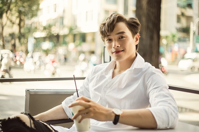 Gặp gỡ “soái ca từ thiện” đang được quan tâm trên mạng xã hội - 3 Chí Thành thường ngày cũng thích mặc sơ-mi trắng