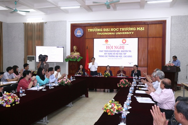 Phó Thủ tướng Vũ Đức Đam: Đẩy mạnh công tác khuyến học, khuyến tài trong các trường ĐH,CĐ - 1 Phó Thủ tướng Vũ Đức Đam: Đẩy mạnh công tác khuyến học, khuyến tài trong các trường ĐH,CĐ - 1