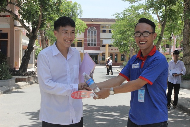 Hà Tĩnh: Tình nguyện viên phát nước và quạt miễn phí cho thí sinh, phụ huynh - 4 Ngay khi bước ra khỏi HĐT các sĩ tử được tình nguyện viên phát nước và quạt