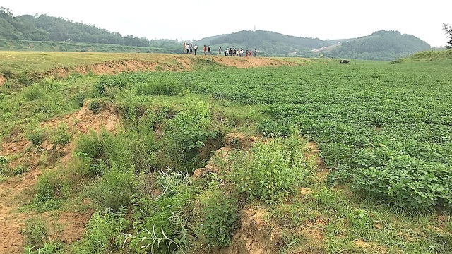 Mất đất, cuộc sống bị đảo lộn, dân kéo ra bờ sông phản đối tàu hút cát sỏi! - 13 Mất đất, cuộc sống bị đảo lộn, dân kéo ra bờ sông phản đối tàu hút cát sỏi! - 13
