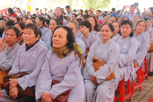 Khai hội xuân tại ngôi chùa lớn nhất Việt Nam - 4 Hàng trăm Tăng ni, Phật tử cùng hàng nghìn người dân đổ về dự lễ khai hội tại ngôi chùa lớn nhất Việt Nam.
