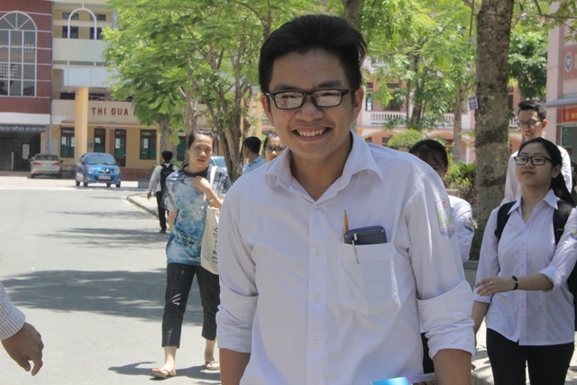 Thí sinh cười tươi rói kết thúc kỳ thi THPT - 9
Những nụ cười tươi rói của các sĩ tử sau khi kết thúc buổi thi cuối cùng. (Ảnh: Phượng Vũ)