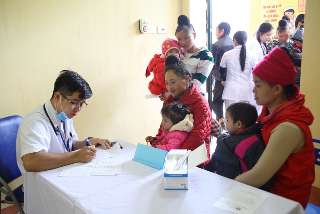 Khám bệnh, phát thuốc miễn phí cho gần 1000 trẻ em vùng lũ Trạm Tấu - 1 Khám bệnh, phát thuốc miễn phí cho gần 1000 trẻ em vùng lũ Trạm Tấu - 1