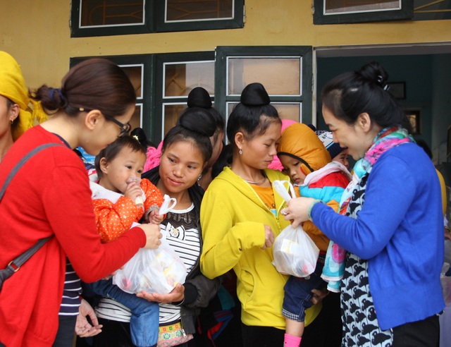 Khám bệnh, phát thuốc miễn phí cho gần 1000 trẻ em vùng lũ Trạm Tấu - 2 Khám bệnh, phát thuốc miễn phí cho gần 1000 trẻ em vùng lũ Trạm Tấu - 2