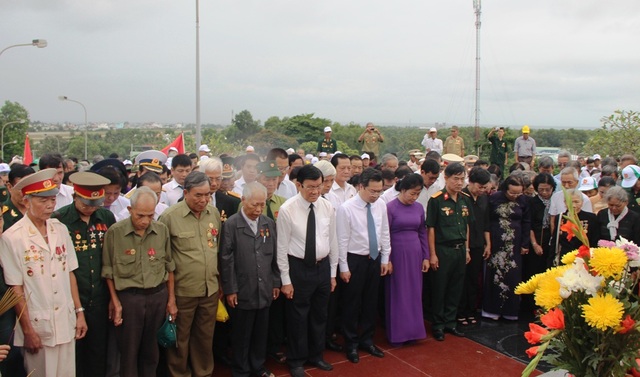 Nguyên chủ tịch nước Trương Tấn Sang cùng 1.200 cựu tù dự lễ giỗ tại nhà tù Phú Quốc - 1 Để tưởng nhớ đến các anh hùng đã hi sinh vì tổ quốc các đại biểu dành một phút linh thiêng mặc niệm, tưởng nhớ đến các anh hùng liệt sĩ