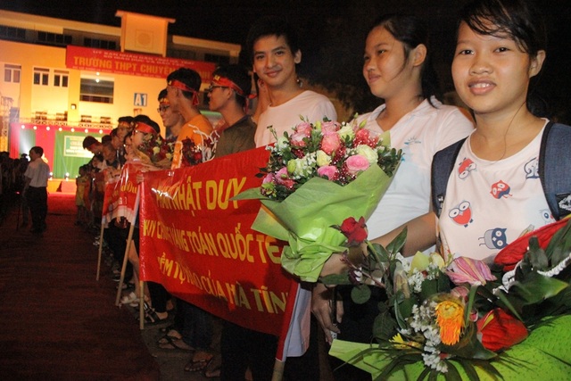 Trường THPT Chuyên Hà Tĩnh vinh danh 2 học sinh đoạt huy chương Olympic Quốc tế - 2 Nhiều bạn bè có mặt từ rất sớm chuẩn bị băng rôn và hoa tươi để chúc mừng