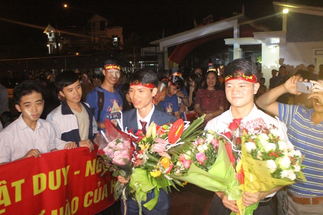 Trường THPT Chuyên Hà Tĩnh vinh danh 2 học sinh đoạt huy chương Olympic Quốc tế - 5 Phan Nhật Duy và Nguyễn Đình Đại được chào đón tưng bừng ngay khi vừa xuống xe