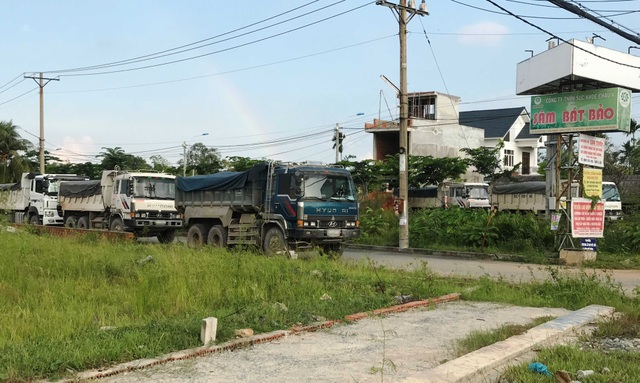 Xe tải "náo loạn" đường cấm, sau khi trốn CSGT - 3 Hàng loạt xe tải nặng lưu thông vào đường cấm xe tải đã tìm nơi trú ẩn.