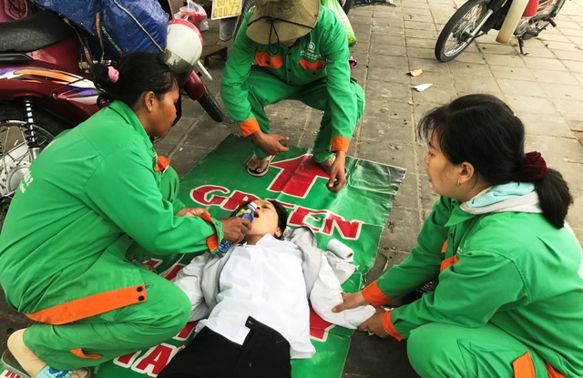 Công nhân vệ sinh cứu người gặp nạn trên đại lộ - 2 Các công nhân Công ty DVCI quận 2 đang làm cỏ ven đại lộ đã cùng nhau cứu giúp người gặp nạn trên đường.