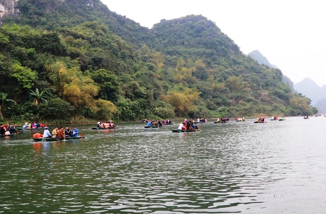 Bến đò Tràng An khách vẫn không mặc áo phao, đò vẫn chở quá người - 12 Mỗi ngày có hàng trăm chuyến đò rời bến tham quan Danh thắng Tràng An, tuy nhiên việc ban quản lý cũng như ngành chức năng tỉnh Ninh Bình thờ ơ với các quy định khiến tính mạng của du khách đang bị bỏ ngỏ.