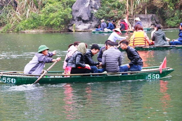 Bến đò Tràng An khách vẫn không mặc áo phao, đò vẫn chở quá người - 6 Theo quy định, mỗi thuyền chỉ được phép chở tối đa không quá 5 người lớn và 1 trẻ em. Tại bến thuyền luôn có 2 người của ban quản lý khu du lịch cầm loa hướng dẫn du khách lên thuyền đúng số lượng. Không hiểu sao những con đò nguy hiểm như thế này vẫn được vô tư xuất bến.