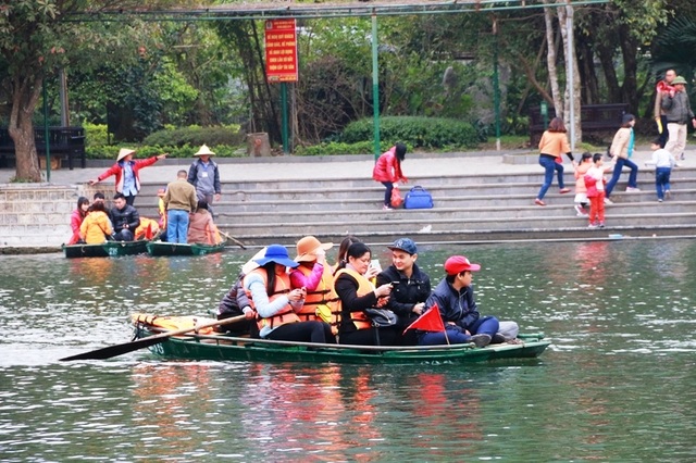 Bến đò Tràng An khách vẫn không mặc áo phao, đò vẫn chở quá người - 7 Có thuyền người mặc, người không mặc dẫn đến tình trạng ngay cả du khách cũng đang thờ ơ với tính mạng của mình.