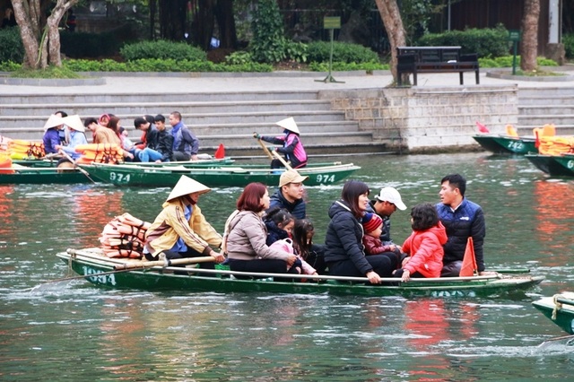 Bến đò Tràng An khách vẫn không mặc áo phao, đò vẫn chở quá người - 8 Cá biệt có thuyền chở đến 9 người (cả người lớn và trẻ em) nhưng không một ai mặc áo phao. Ngay cả bố mẹ cũng quên bảo hộ cho con mình. Không may xảy ra tai nạn, ai sẽ chịu trách nhiệm cho chuyến đò nguy hiểm này.
