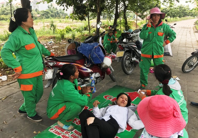 Công nhân vệ sinh cứu người gặp nạn trên đại lộ - 3 Sau khi chăm sóc, điện báo và người thân của nạn nhân đến hiện trường, các công nhân Công ty DVCI quận 2 mới bàn giao lại và tiếp tục công việc của mình.