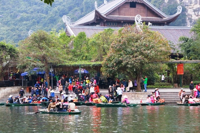 Bến đò Tràng An khách vẫn không mặc áo phao, đò vẫn chở quá người - 1 Trước tình trạng du khách không mặc áo phao, đò chở quá số người quy định tại bến đò Tràng An sau Tết Nguyên đán, báo Dân trí đã có bài phản ánh: Du khách “liều mình” trên những chuyến đò du xuân ở Tràng An”. Ngay sau đó, Ban quản lý khu du lịch này cùng với ngành chức năng tỉnh Ninh Bình đã vào cuộc chấn chỉnh.