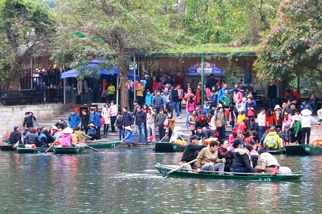 Bến đò Tràng An khách vẫn không mặc áo phao, đò vẫn chở quá người - 2 Tuy nhiên, chỉ được thời gian đầu bến đò này thực hiện đúng quy định. Sau đó, tình trạng khách không mặc áo phao, đò chở quá số người vẫn tiếp diễn gây nguy hiểm cho du khách trên chuyến hành trình tham qua di sản Tràng An.