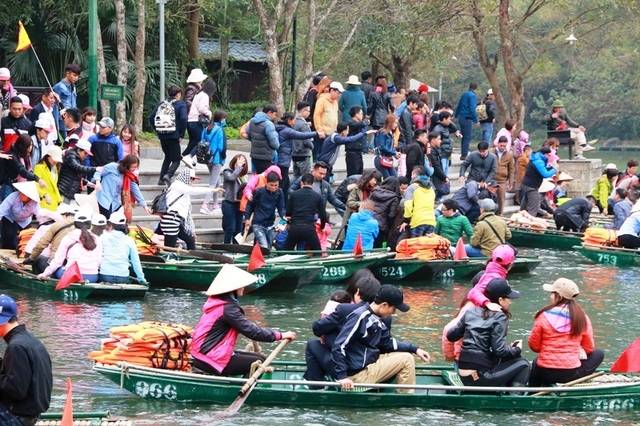 Bến đò Tràng An khách vẫn không mặc áo phao, đò vẫn chở quá người - 5 Hầu hết các đò ở Tràng An đều đã được trang bị áo phao cứu sinh nhưng khi đò xuất bến có rất đông du khách vẫn không mặc áo bảo hộ nhưng người lái đò vẫn vô tư xuất bến, bỏ mặc sự nguy hiểm đến tính mạng của các “thượng đế”.