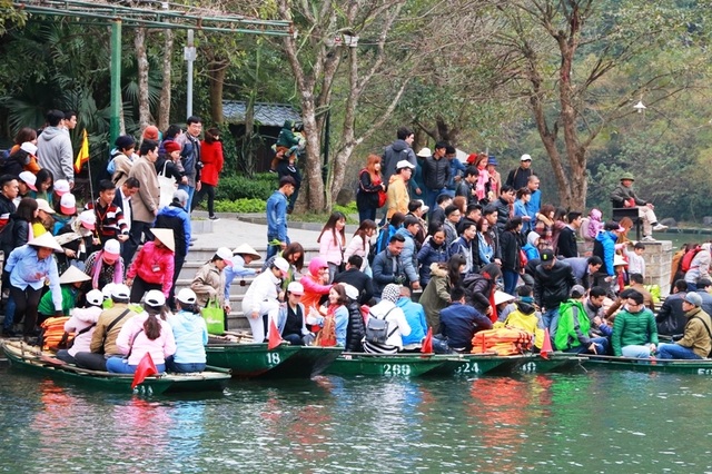 Bến đò Tràng An khách vẫn không mặc áo phao, đò vẫn chở quá người - 4 Tại bến thuyền các con đò được bố trí vào đón khách lần lượt, nhưng do lượng khách quá đông, nhiều người lo thiếu đò nên bỏ qua việc xuống đò lần lượt dẫn đến cảnh tranh giành đò, tình trạng chen lấn, xô đẩy diễn ra thường xuyên.