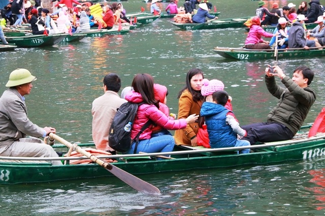 Bến đò Tràng An khách vẫn không mặc áo phao, đò vẫn chở quá người - 9 Tham quan Tràng An bằng đò sẽ đi qua 12 hang động, 3 điểm tâm linh trong khoảng thời gian hơn 3 tiếng đồng hồ. Đò sẽ đi qua nhiều hang có địa hình hiểm trở, lòng hang hẹp, nước sâu việc mất an toàn trên những chuyến đò sẽ rất nguy hiểm cho du khách. Tuy nhiên nhiều người vẫn vui đùa thoải mái trên đò.