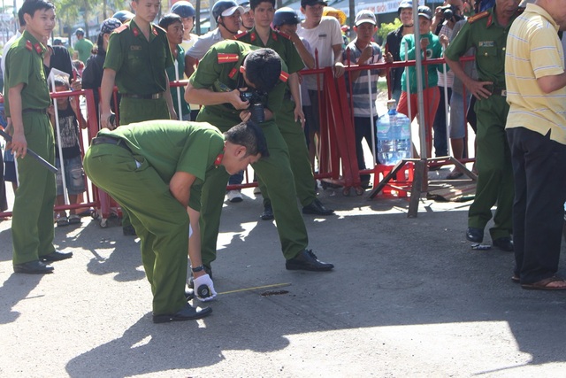 Nghi phạm nổ súng bắn chết người đàn ông giữa phố ra đầu thú - 2 Cơ quan công an khám nghiệm hiện trường vụ án