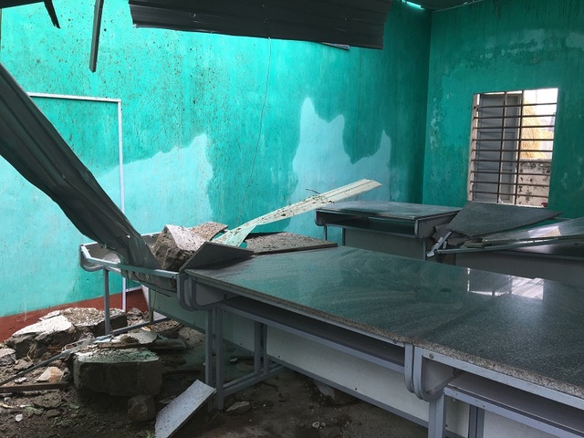 Quảng Bình: Nỗ lực khắc phục thiệt hại do bão để đảm bảo công tác giảng dạy - 2 Nhiều phòng học hư hỏng, sập trần nhà