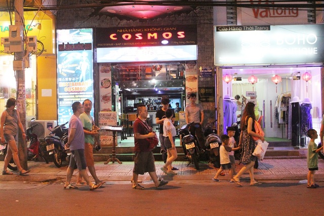 Khách Trung Quốc nhộn nhịp ở "phố Tây" Nha Trang - 1 Khách Trung Quốc nhộn nhịp ở "phố Tây" Nha Trang - 1