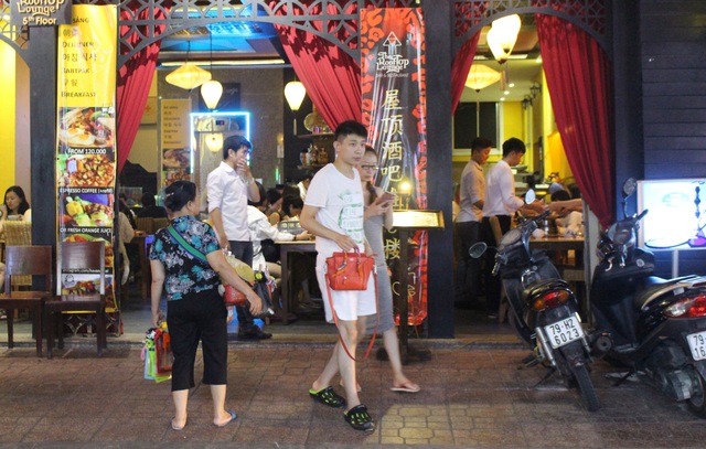 Khách Trung Quốc nhộn nhịp ở "phố Tây" Nha Trang - 3 Khách Trung Quốc nhộn nhịp ở "phố Tây" Nha Trang - 3
