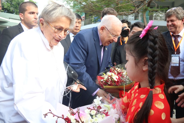 Tổng thống Israel dự thính một buổi học của học sinh TP HCM - 3 Tổng thống Rivlin và phu nhân đón nhận 2 đoá hoa tươi thắm của các em học sinh.