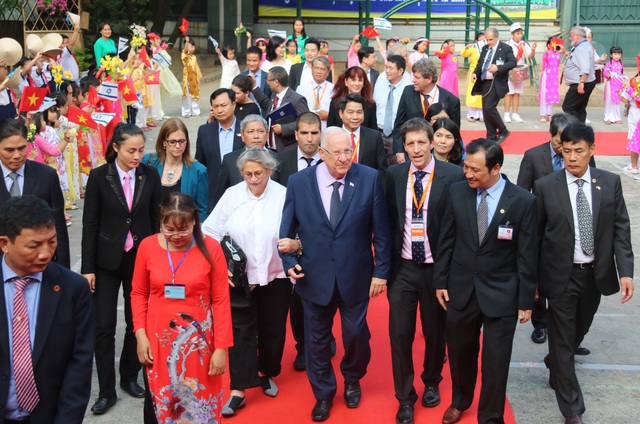 Tổng thống Israel dự thính một buổi học của học sinh TP HCM - 1 Tổng thống Israel dự thính một buổi học của học sinh TP HCM - 1