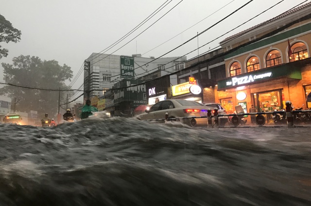 Mưa trái mùa cực lớn, kéo dài nhiều giờ chiều mùng 6 Tết ở Sài Gòn - 7 Nước mưa cuồn cuộn như thác đổ trên đường Võ Văn Ngân trong cơn mưa trái mùa cực lớn chiều tối mùng 6 Tết