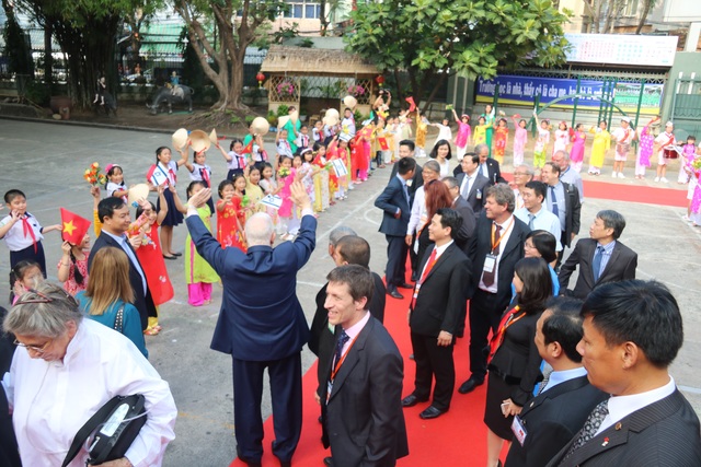 Tổng thống Israel dự thính một buổi học của học sinh TP HCM - 9 Tổng thống vẫy chào tất cả các thầy cô và các em học sinh thân thương.
