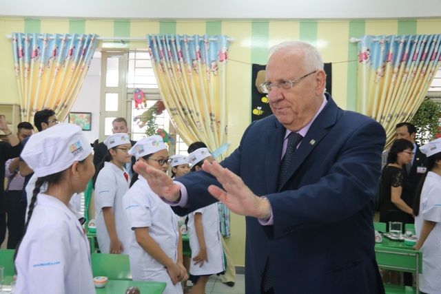 Tổng thống Israel dự thính một buổi học của học sinh TP HCM - 4 Tổng thống Israel đã dự thính tiết học của các em học sinh