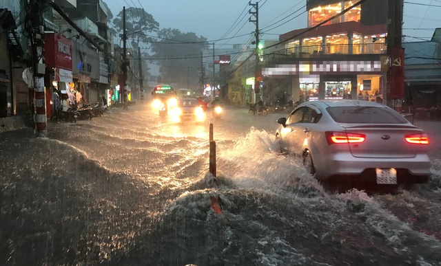 Sài Gòn lại có mưa trái mùa trên diện rộng - 8
Cơn mưa trái mùa chiều mùng 6 Tết ở TPHCM.