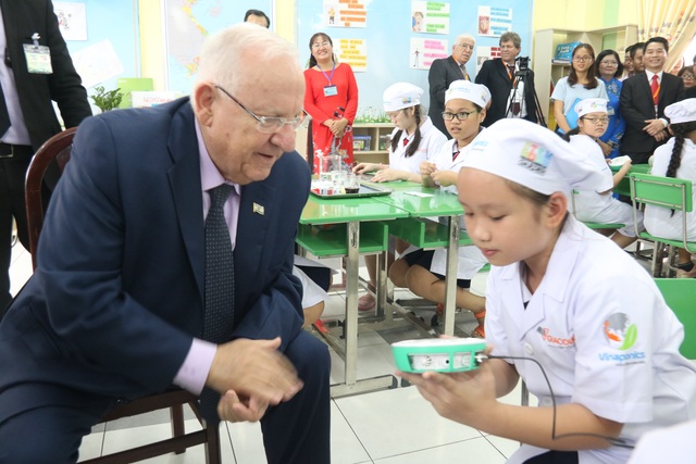 Tổng thống Israel dự thính một buổi học của học sinh TP HCM - 6 Tổng thống Israel dự thính một buổi học của học sinh TP HCM - 6