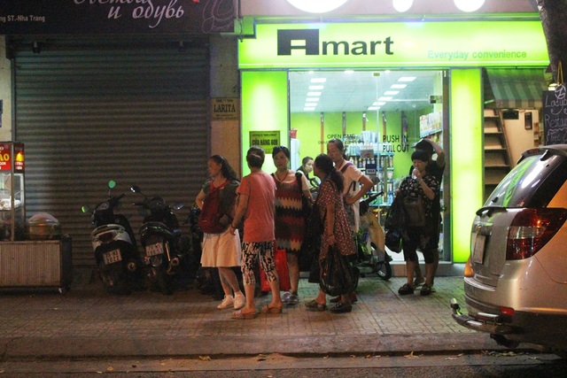 Khách Trung Quốc nhộn nhịp ở "phố Tây" Nha Trang - 9 Du khách Trung Quốc trên phố Tây Nha Trang, tối 26/6