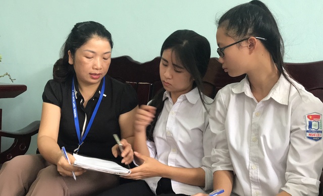 Nghị lực phi thường của cô học trò xinh đẹp bị câm, điếc - 1 An ở giữa và bạn Bảo Trâm cùng cô hiệu phó Trường Nghi Lộc 4 trong buổi gặp gỡ với PV Dân trí.