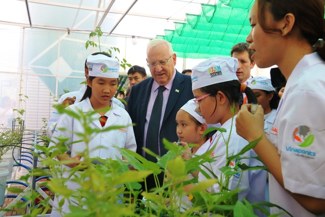 Tổng thống Israel dự thính một buổi học của học sinh TP HCM - 8
Tổng thống tham quan 1 mô hình học tập của các em tại Trường tiểu học Nguyễn Văn Trỗi.