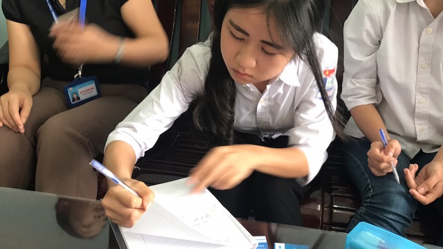 Nghị lực phi thường của cô học trò xinh đẹp bị câm, điếc - 4 Không nói được, không nghe được... khi PV hỏi