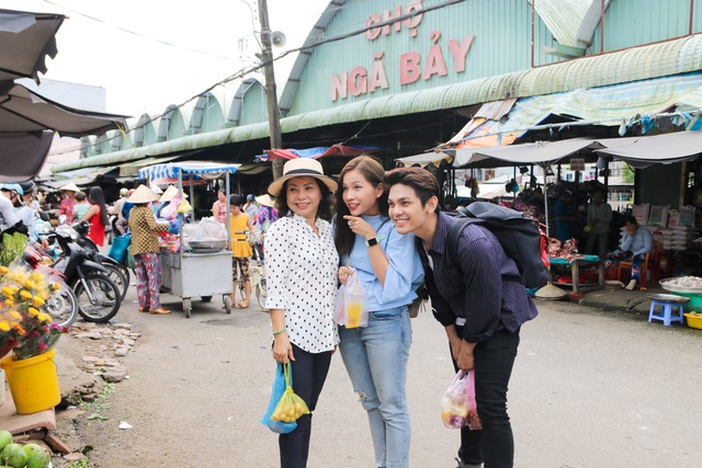 Khả Như rủ Sơn Ngọc Minh cùng “rong chơi” trước Tết - 9 Hậu Giang là nơi Khả như sinh ra, lớn lên và trưởng thành cùng ba mẹ của mình, hiện tại gia đình Khả Như vẫn sinh sống ở đây, chính vì vậy hành trình khám phá Hậu Giang còn có sự tham gia của mẹ Khả Như.
