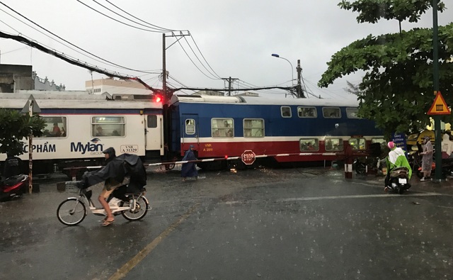 Suýt xảy ra thảm hoạ đường sắt trong cơn mưa trái mùa chiều mùng 6 Tết - 2 Dù đã yêu cầu phong tỏa do cung đường sắt bị ngập nước, tuy nhiên đoàn tàu vẫn ầm ầm lao đến nút giao cắt với đường Tô Ngọc Vân, quận Thủ Đức trong cơn mưa trái mùa chiều mùng 6 Tết.
